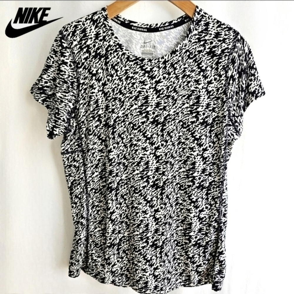 Nike Essential Pronto Black & White Patterned Short Sleeve Dri-Fit Running Top